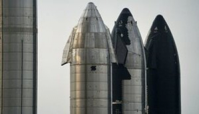SpaceX Ілона Маска вперше успішно запустила найбільшу ракету у світі і повернула її на Землю. ВIДЕО