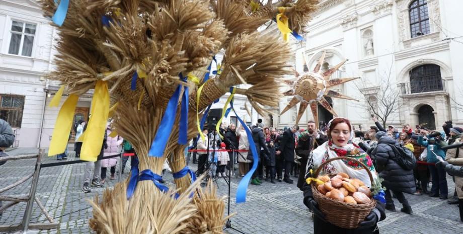 In Lviv, a half-hour apart, heroes were honored on one street while a Christmas Didukh was set up (photos available).