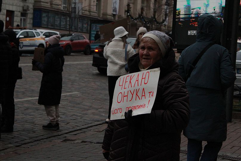 Плакат "Жду внука из плена" на митинге в поддержку украинских военнопленных, Киев 22 декабря 2024 года