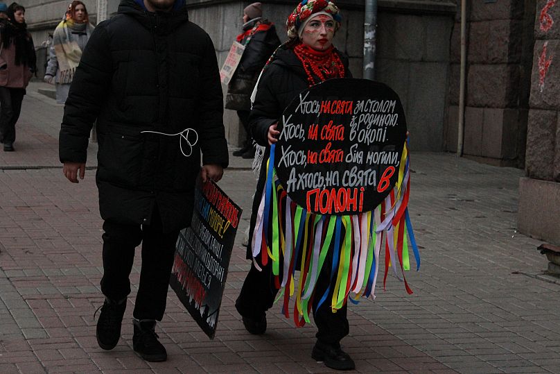 "На Рождество кто-то сидит за столом с семьей, кто-то в окопах, кто-то у могилы на кладбище, а кто-то в плену" - митинг в поддержку украинских военнопленных