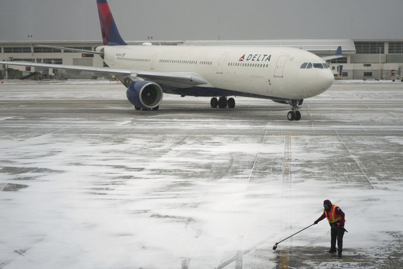 Самолёт Delta Air Lines ждёт, пока расчистят снег в аэропорту Детройта, штат Мичиган, 6 января 2025 года.