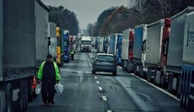 Блокування кордону: Близько 2500 вантажівок чекають у чергах на кордоні Польщі